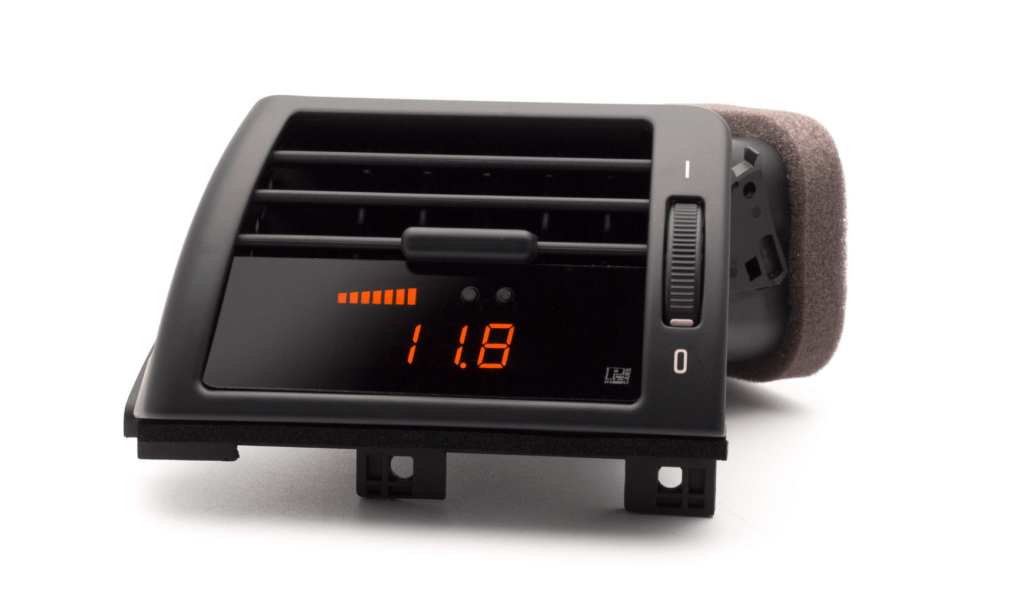 Gauge multi-indications ODB2 intégrée dans le tableau de bord.